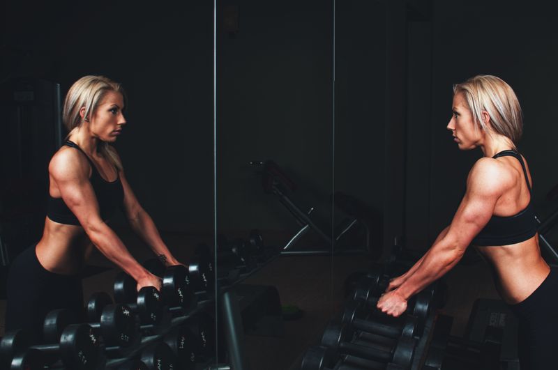 Persona che esegue esercizi di stretching e mobilità