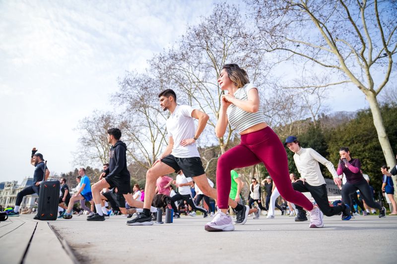 Persona che esegue esercizi di forza in palestra